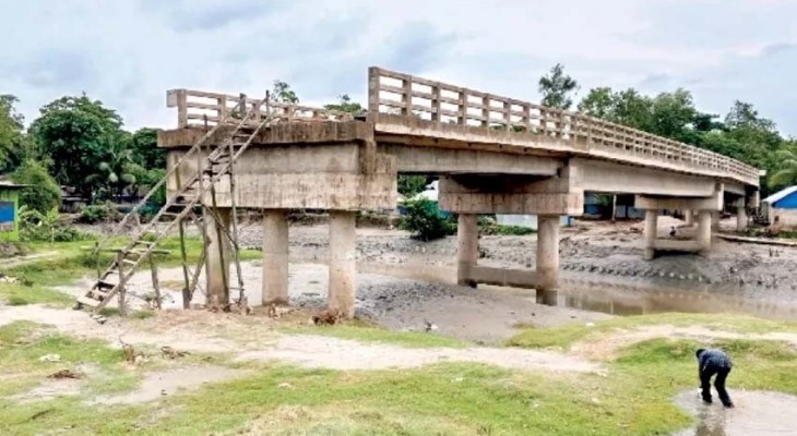 সড়ক ছাড়াই দাঁড়িয়ে আছে ৮ কোটি টাকার সেতু